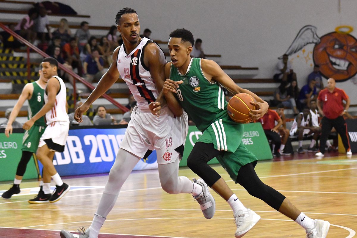 BasqueteSEP's tweet photo. Ficou no cheirinho!!! Com double-double de Rafael Rachel (13 pontos e 10 rebotes) e cestinha Felipe (20 pontos), o Verdão vence o Flamengo pelo placar de 71 a 65 e  e conquistou 3º lugar da #LDB2018.
📷Fotojump
#AvantiBasqueteSEP
#VoltaBasqueteSEP
#CriasDoPalestra https://t.co/RisWGgjzHd