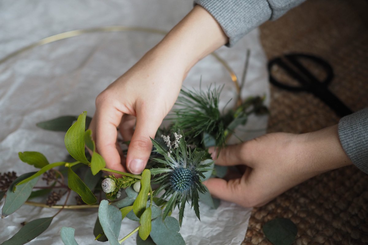 DIY Winterkranz #austrianblogger #Diy #DIYTürkranz #elternblog #HängeKranz #Interioblog #LifestyleBlog #Türkranz #WinterDIY mypetitworld.at/diy-en/diy-win…