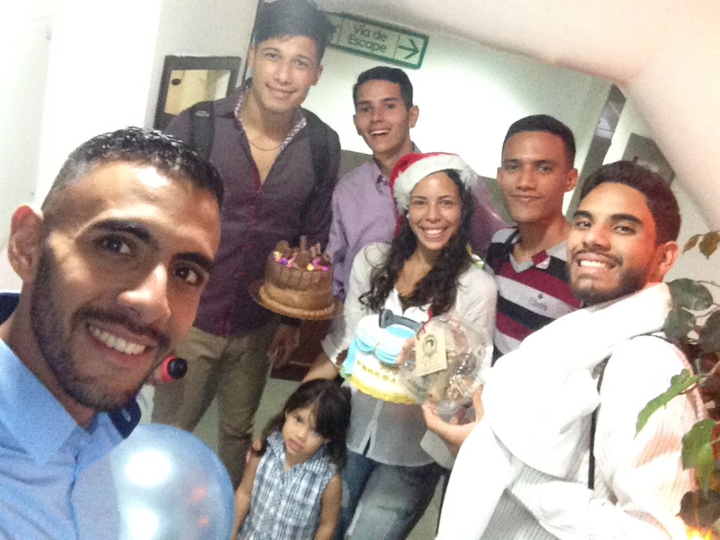HInspiran's tweet photo. Este sábado en Historias que Inspiran tuvimos doble celebración, por un lado llegamos a nuestro programa número 100, y por otro el cumpleaños de nuestro @CoachJoseParra ¡Que sigan los éxitos! https://t.co/VDbTTsT001