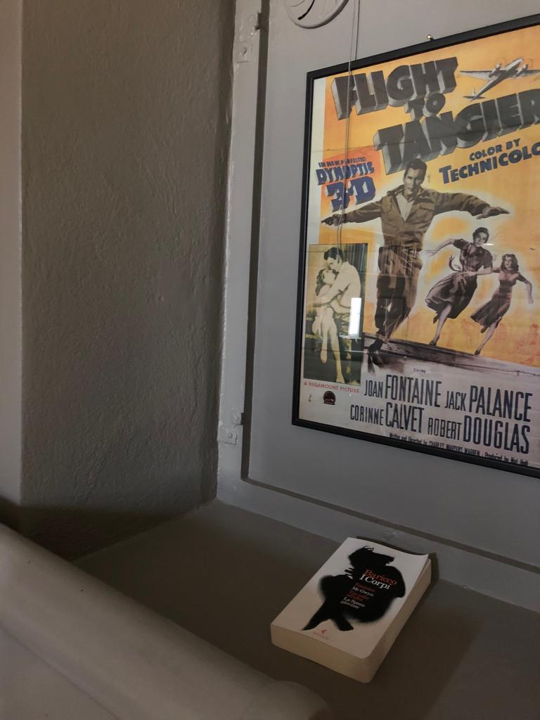 bariccoale's tweet photo. È uscito un libro mio che aspetto da anni. Mi sta talmente a cuore che l'ho fotografato in ogni stanza in cui vivo. Mi rendo conto dell’elevato grado di stupidità. Ma niente, è andata così.

"I corpi", @feltrinellied https://t.co/2oAaParKBt