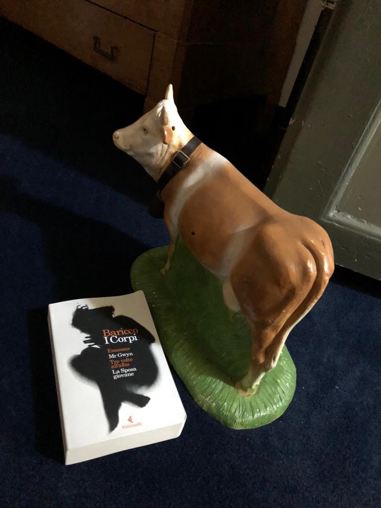 bariccoale's tweet photo. È uscito un libro mio che aspetto da anni. Mi sta talmente a cuore che l'ho fotografato in ogni stanza in cui vivo. Mi rendo conto dell’elevato grado di stupidità. Ma niente, è andata così.

"I corpi", @feltrinellied https://t.co/2oAaParKBt