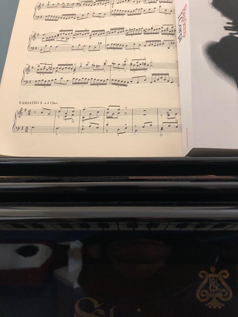 bariccoale's tweet photo. È uscito un libro mio che aspetto da anni. Mi sta talmente a cuore che l'ho fotografato in ogni stanza in cui vivo. Mi rendo conto dell’elevato grado di stupidità. Ma niente, è andata così.

"I corpi", @feltrinellied https://t.co/2oAaParKBt