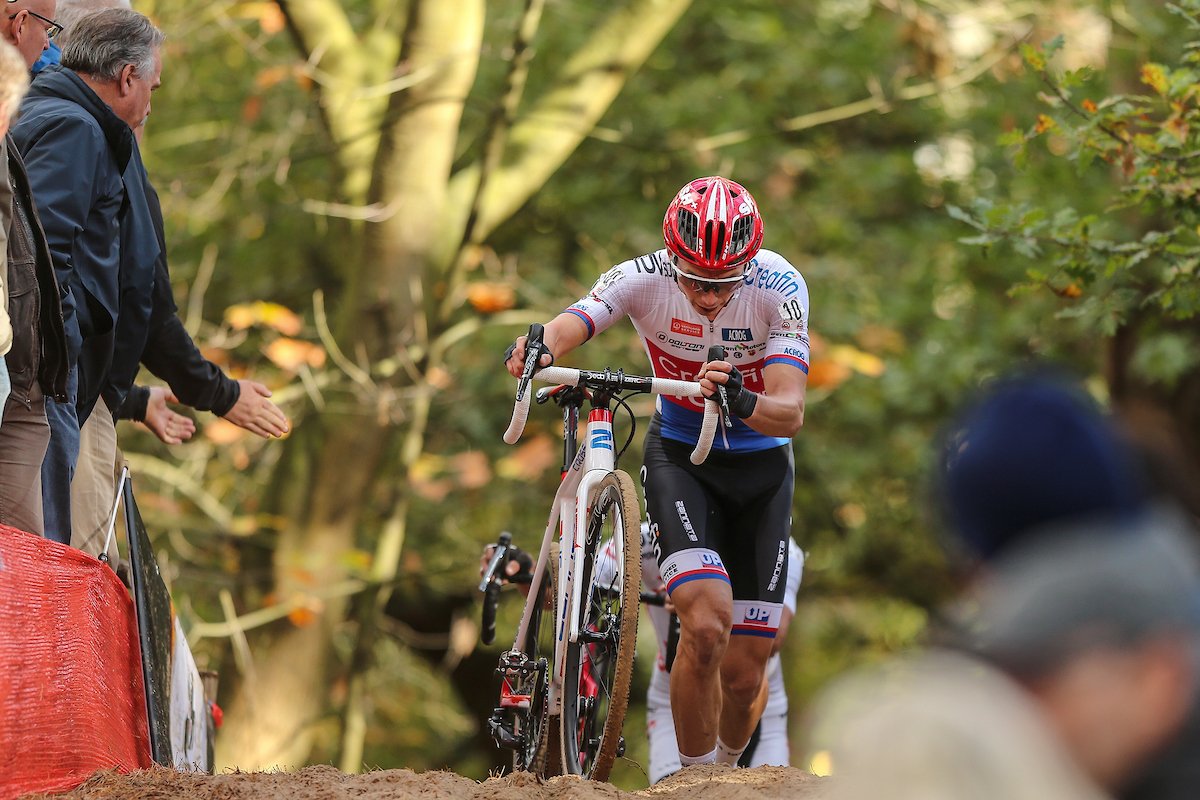 "Rough conditions make you stronger", vertelt <a href="/BoryBiker/">Michael Boros</a>. Boros kiest voor een stage in... Tsjechië. creafin-tuvsud.be/nieuws/2018-12… (foto: ©Photopress.be)