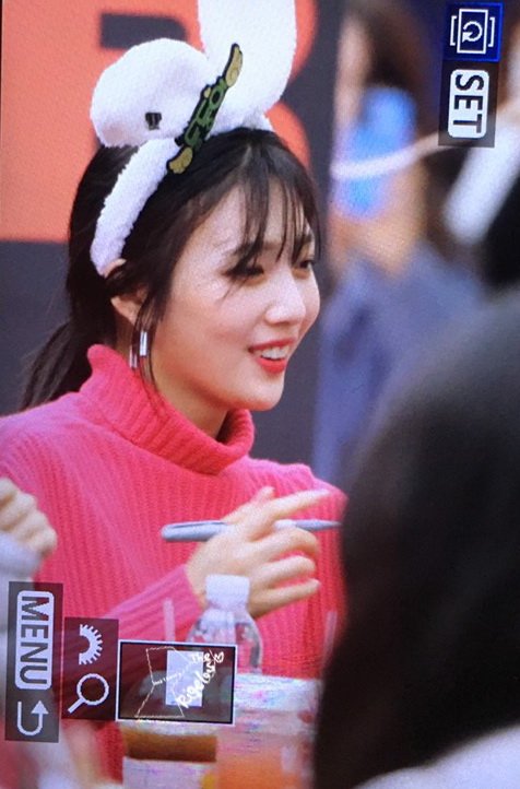 Therigel005's tweet photo. 181203 #레드벨벳 #조이 https://t.co/evz9mufVcW