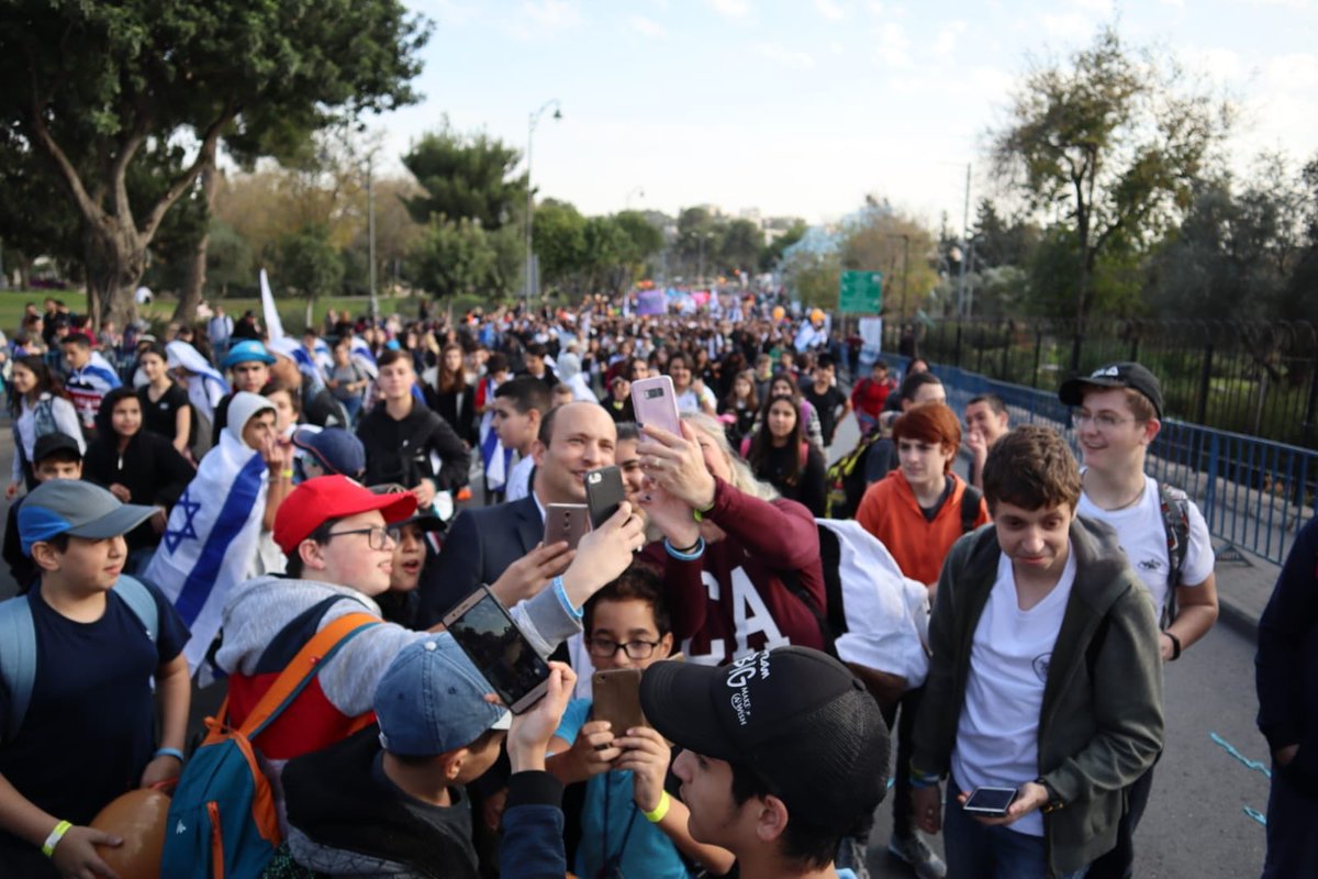 naftalibennett's tweet photo. לראשונה בישראל—המצעד היהודי העולמי הראשון!🇮🇱
אלפי יהודים מכל העולם ומרחבי ישראל צועדים כעת מגן הפעמון לבריכת הסולטן. 
מרגש ממש לראות את העם שלנו. 
התחלנו מסורת חדשה וציונית. https://t.co/hRCJBkLCMx
