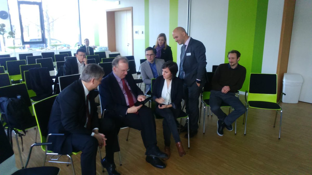reinerhaseloff's tweet photo. Besuch beim DZNE (Deutsches Zentrum für Neurodegenerative Erkrankungen) in @ottostadt Magdeburg. In nächster Zeit sind bahnbrechende Ansätze zur frühzeitigen Diagnose von Demenz aus @sachsenanhalt zu erwarten! Beeindruckend👌 https://t.co/JvyMy8T58m