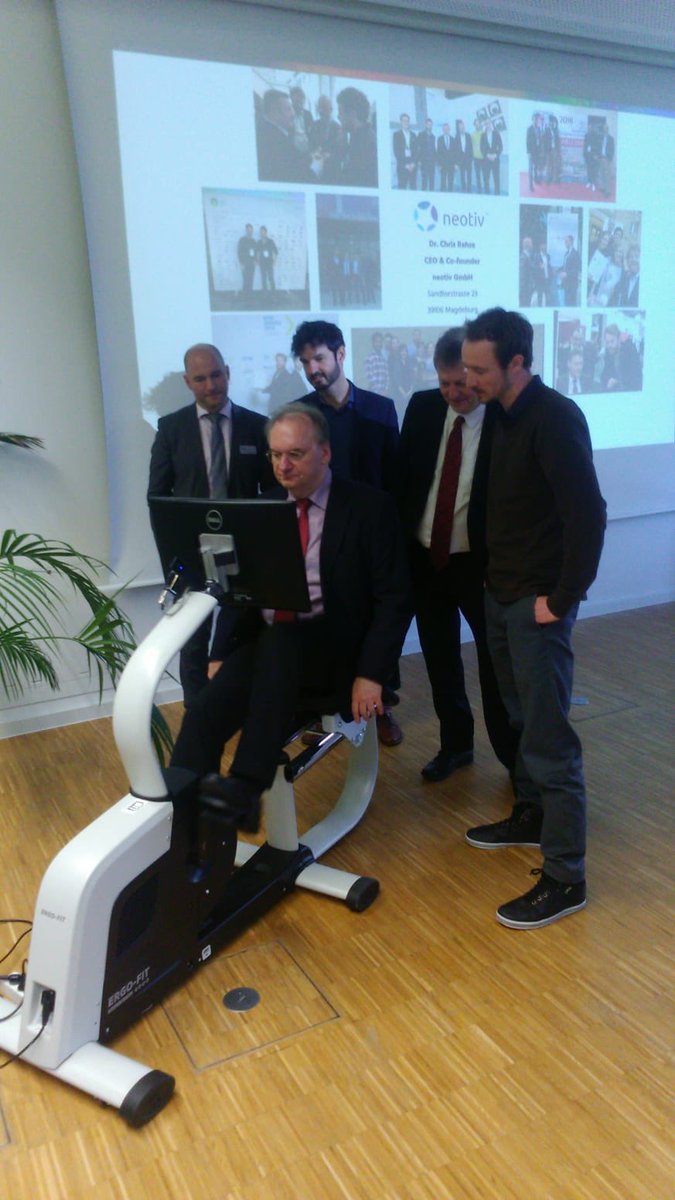 reinerhaseloff's tweet photo. Besuch beim DZNE (Deutsches Zentrum für Neurodegenerative Erkrankungen) in @ottostadt Magdeburg. In nächster Zeit sind bahnbrechende Ansätze zur frühzeitigen Diagnose von Demenz aus @sachsenanhalt zu erwarten! Beeindruckend👌 https://t.co/JvyMy8T58m