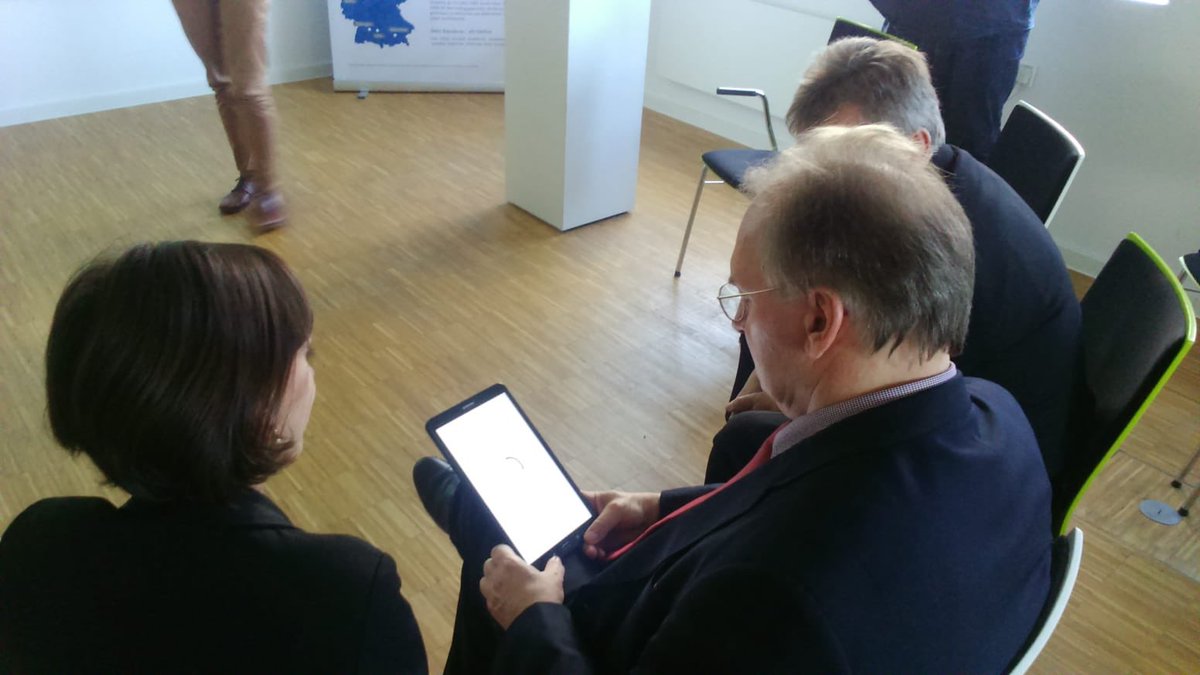 reinerhaseloff's tweet photo. Besuch beim DZNE (Deutsches Zentrum für Neurodegenerative Erkrankungen) in @ottostadt Magdeburg. In nächster Zeit sind bahnbrechende Ansätze zur frühzeitigen Diagnose von Demenz aus @sachsenanhalt zu erwarten! Beeindruckend👌 https://t.co/JvyMy8T58m