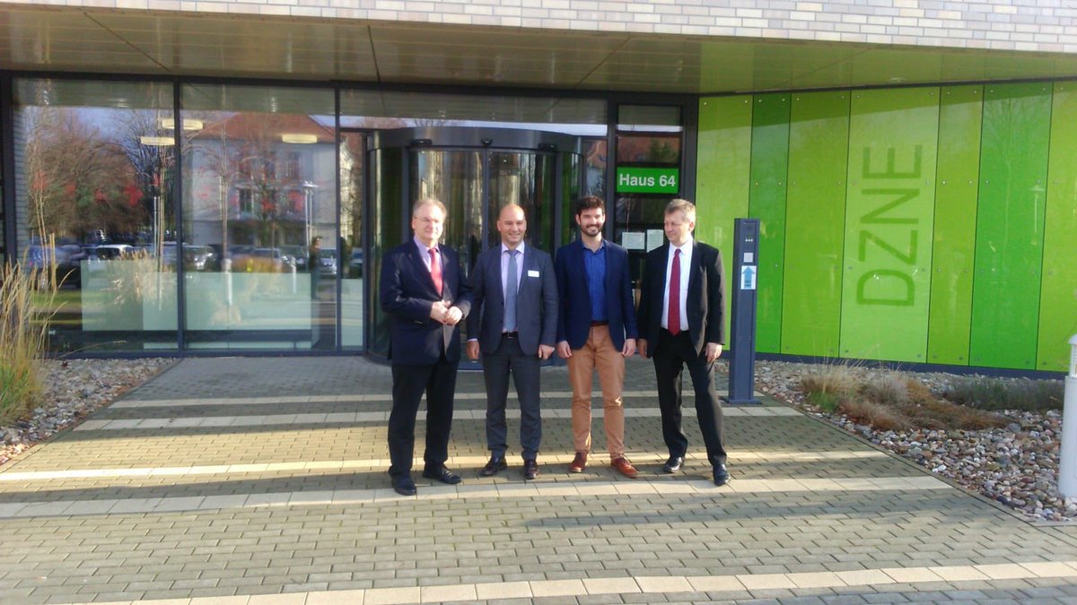reinerhaseloff's tweet photo. Besuch beim DZNE (Deutsches Zentrum für Neurodegenerative Erkrankungen) in @ottostadt Magdeburg. In nächster Zeit sind bahnbrechende Ansätze zur frühzeitigen Diagnose von Demenz aus @sachsenanhalt zu erwarten! Beeindruckend👌 https://t.co/JvyMy8T58m