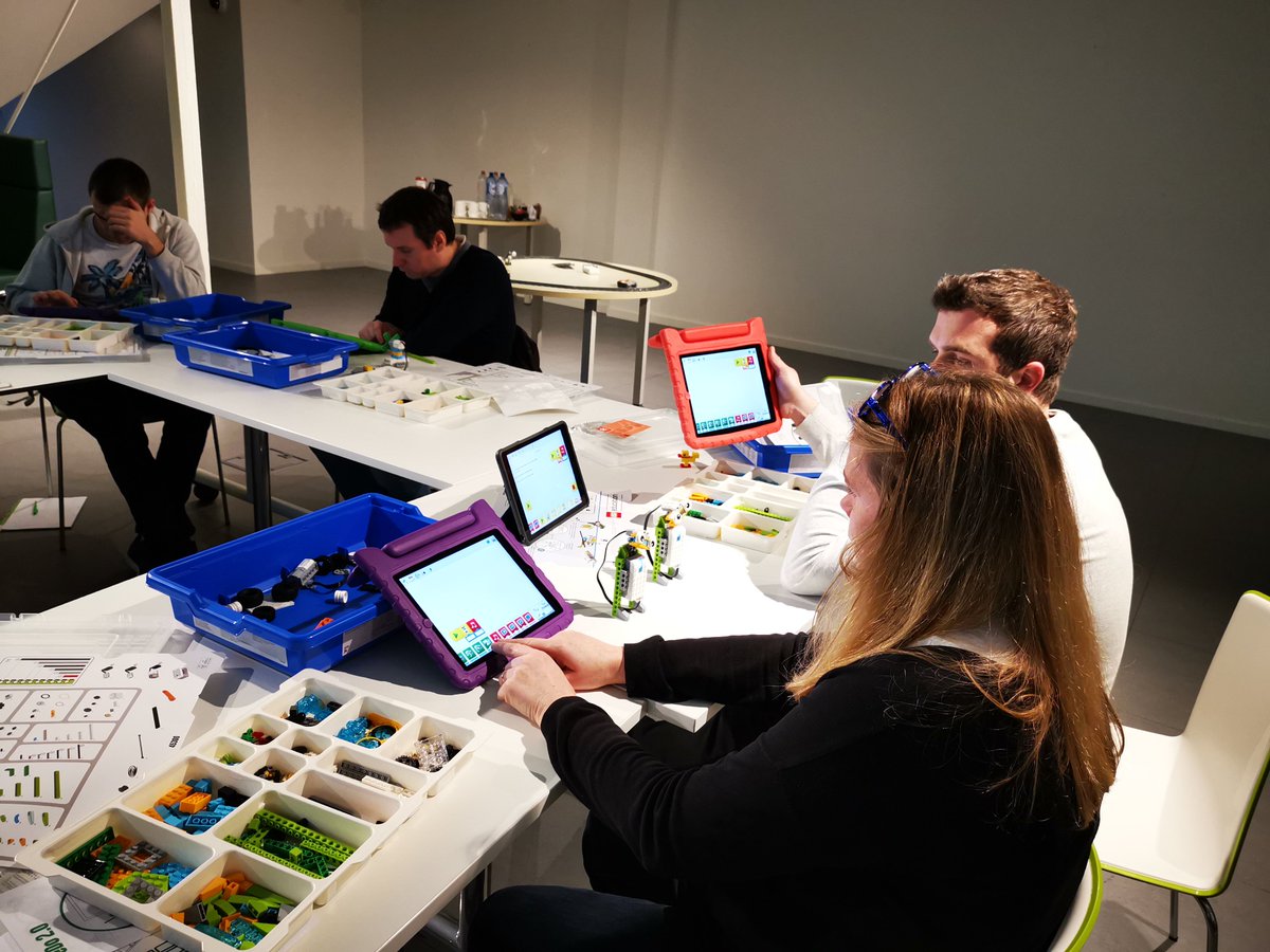 Mercredi 28/11, Train World et Technobel ont accueilli quelques enseignants du primaire. Ils sont repartis avec pleins d'idées pour utiliser des briques LEGO® dans leurs cours. Il reste quelques places disponibles pour le workshop du 12/12 qui sera donné néerlandais! #TrainWorld