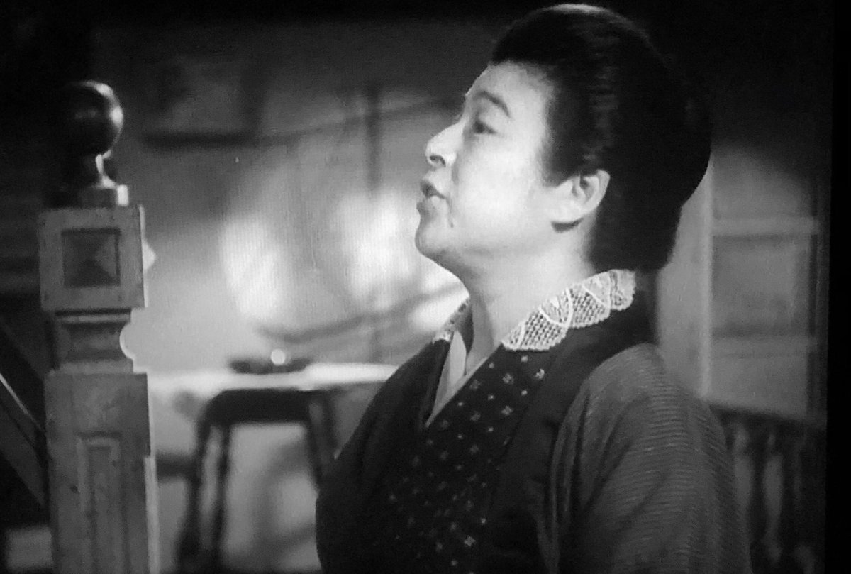 井嶋ナギ 木下恵介デビュー作 花咲く港 1943年 を見た 東山千栄子演じる洋風旅館の女将が いつもキモノに レースのつけ襟 をつけていてビックリ 長崎に近い島が舞台なので クリスチャンの設定なのかも しかし 現代ロリータ風着つけではレース襟 井嶋ナギ 木下恵介デビュー作 花咲く港 1943年 を見た 東山千栄子演じる洋風旅館の女将が いつもキモノに レースのつけ襟 をつけていてビックリ 長崎に近い島が舞台なので クリスチャンの設定なのかも しかし 現代ロリータ風着つけではレース襟
