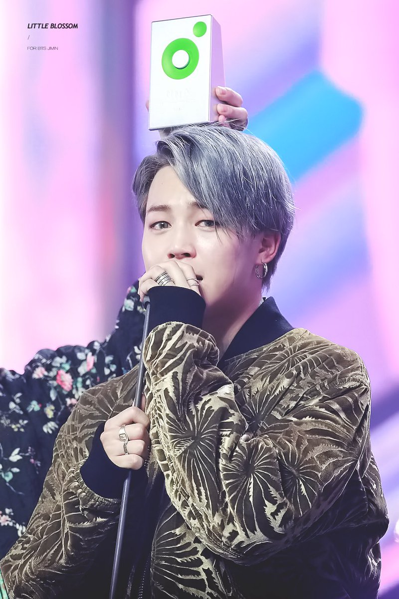 Lblossom1013's tweet photo. 181201 MMA #JIMIN #지민 #BTS

아아 저 왜이르케 눈물이 많은지 모르게쒀여😂😂😂 https://t.co/g5icK6BQS3