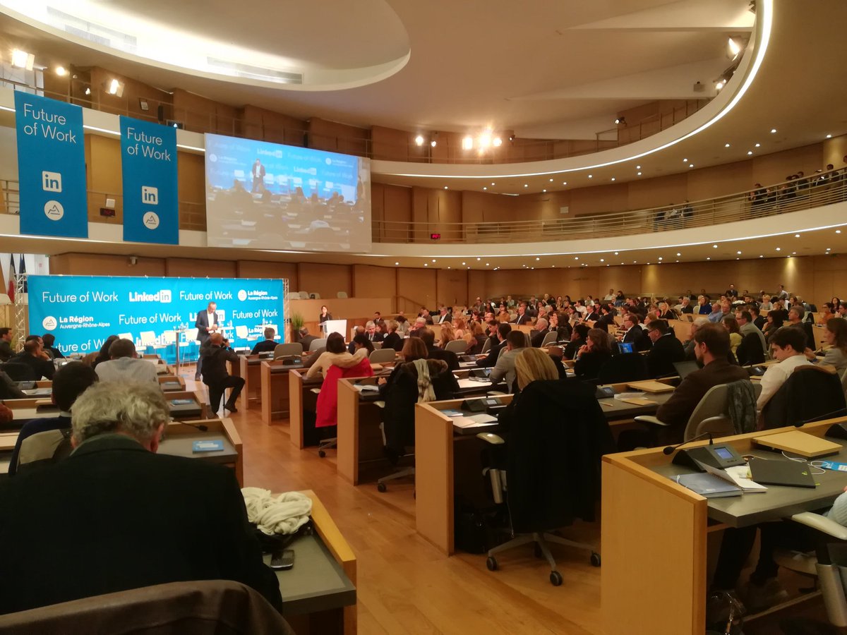 AnnabelAL74's tweet photo. Ouverture de l événement #FutureofWork à la Région @auvergnerhalpes, une journée inscrite dans notre "quinzaine du recrutement" où plusieurs événements permettent de rapprocher l'offre et la demande, merci à @LinkedIn de participer à cette mise en relation #Emploi https://t.co/raswXmFa3F
