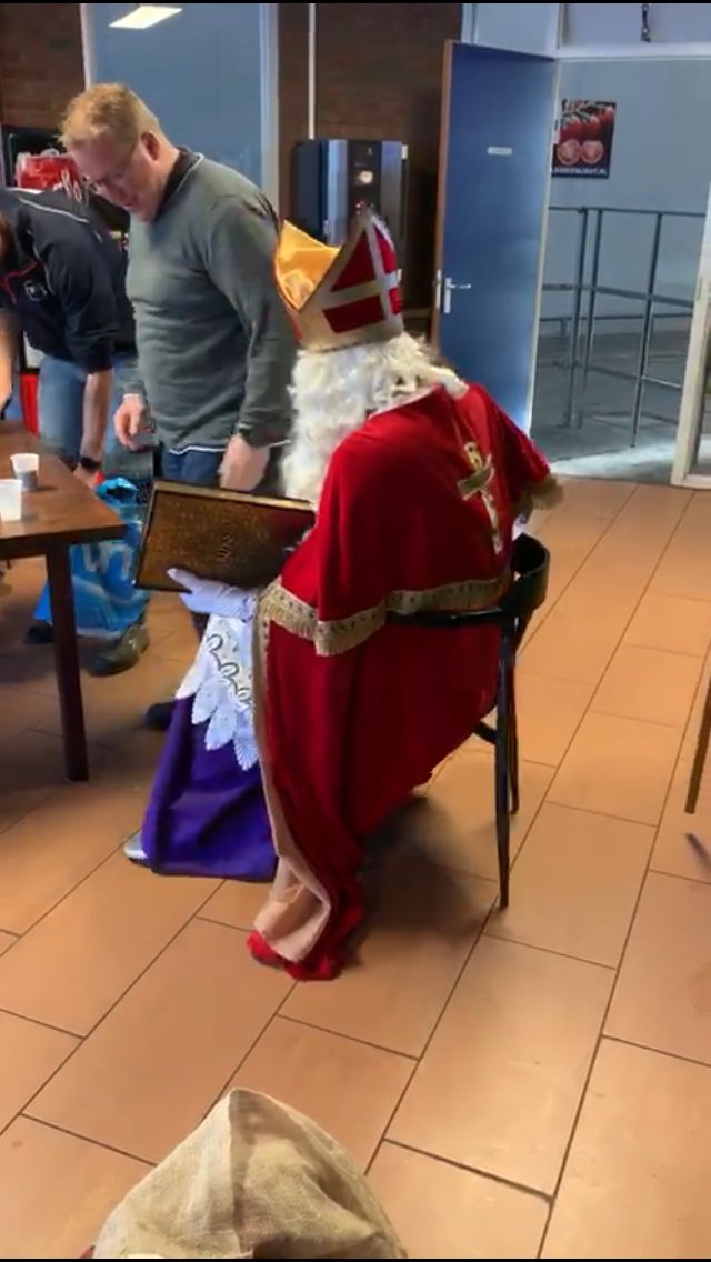 WatersonBv's tweet photo. Bij @tomzwinkels ging de Waterson #Sinterklaas ook een klein gedichtje voorlezen. En natuurlijk even zingen want meneer Zwinkels is #jarig vandaag! #gefeliciteerd!! https://t.co/OF0krxAJhf