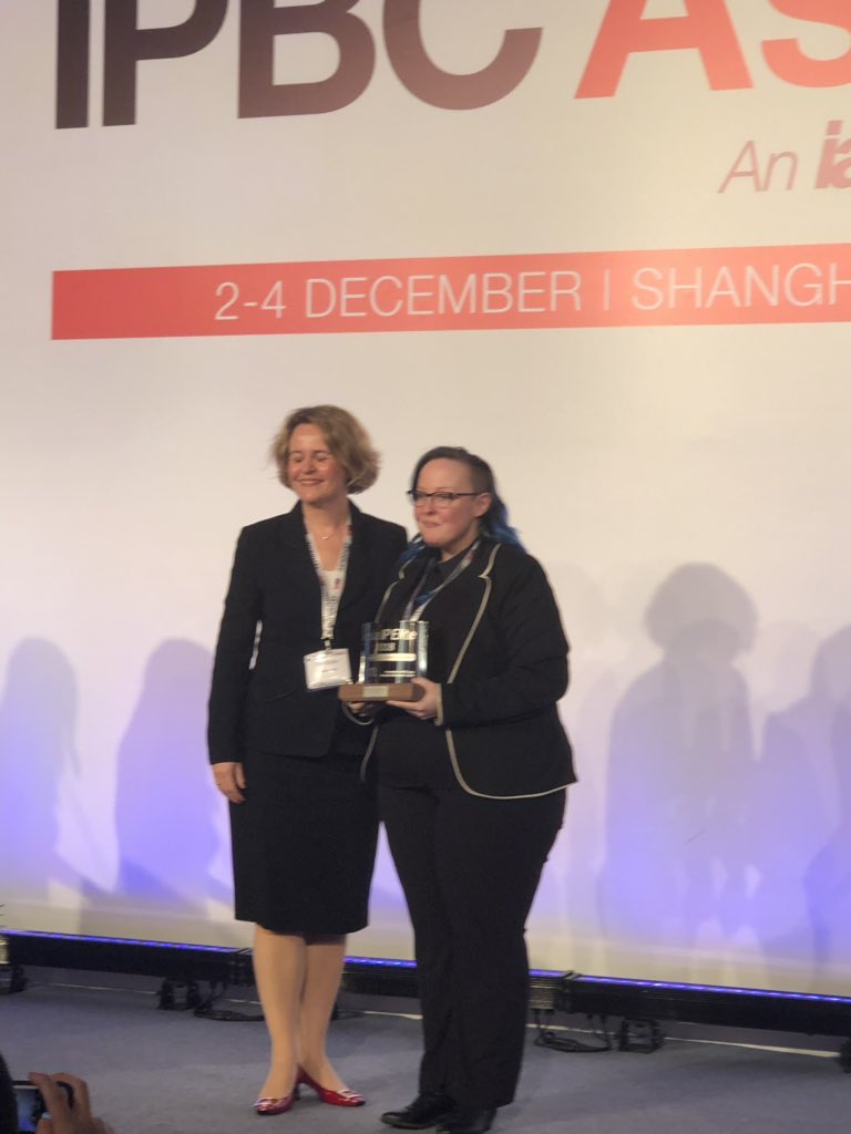 Zoe Butler presents Healthcare and  Biotech Team of the Year at IAM Asia awards in Shanghai to Resmed #IPBCAsia