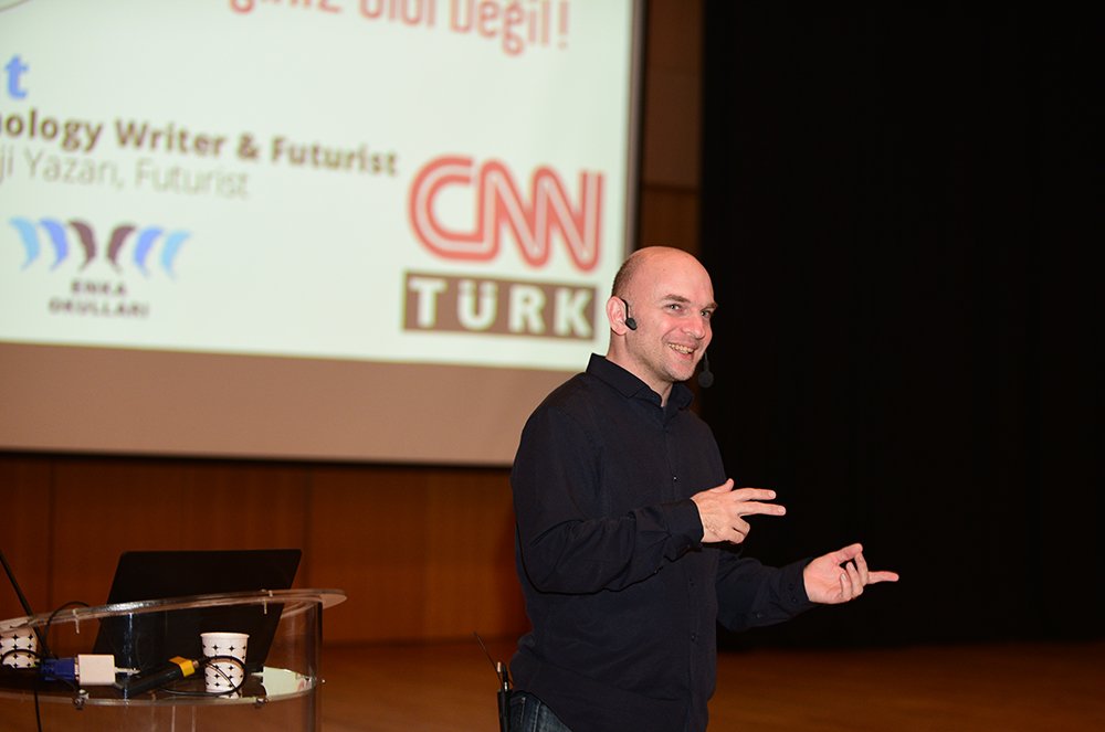 EnkaOkullari's tweet image. We kicked off #enkaschools #codingweek with a presentation by @cnnturktekno writer and #futurist @ozanonat who gave us a glimpse of #futuretech !
