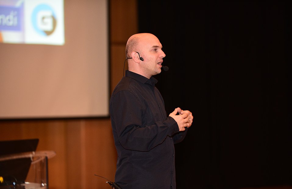 EnkaOkullari's tweet image. We kicked off #enkaschools #codingweek with a presentation by @cnnturktekno writer and #futurist @ozanonat who gave us a glimpse of #futuretech !
