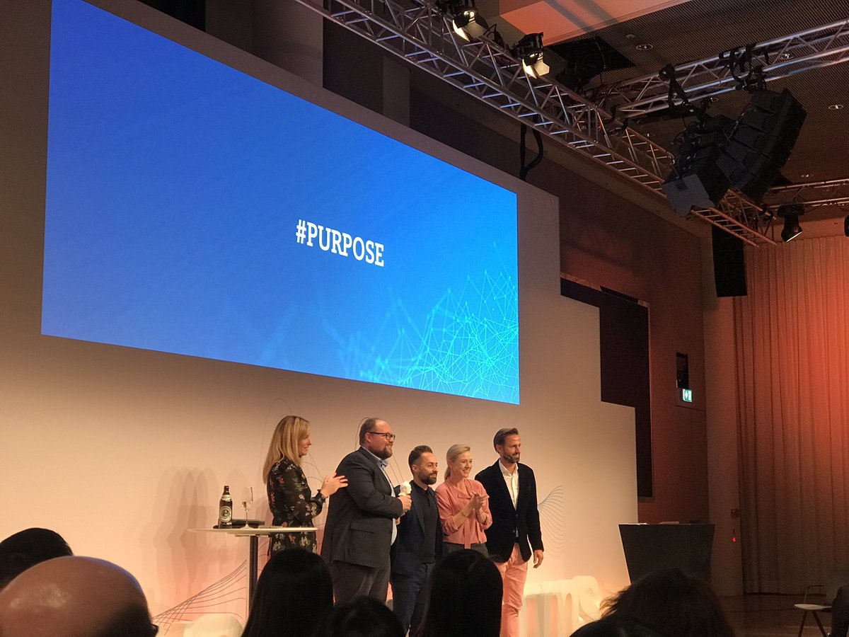 andiwunderlich's tweet photo. When you did an #awesomecomms job and are given award without even applying - congrats to @josemachado94 and @Crimson1893! Drinks are on you! #SCC_18 #TeamSiemens https://t.co/Q926znGdLA