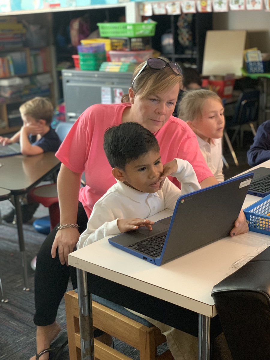 ITFSammons's tweet image. First grades turn to get their code on! We love The Hour of Code #weareua #cardinalcoders #HourOfCode