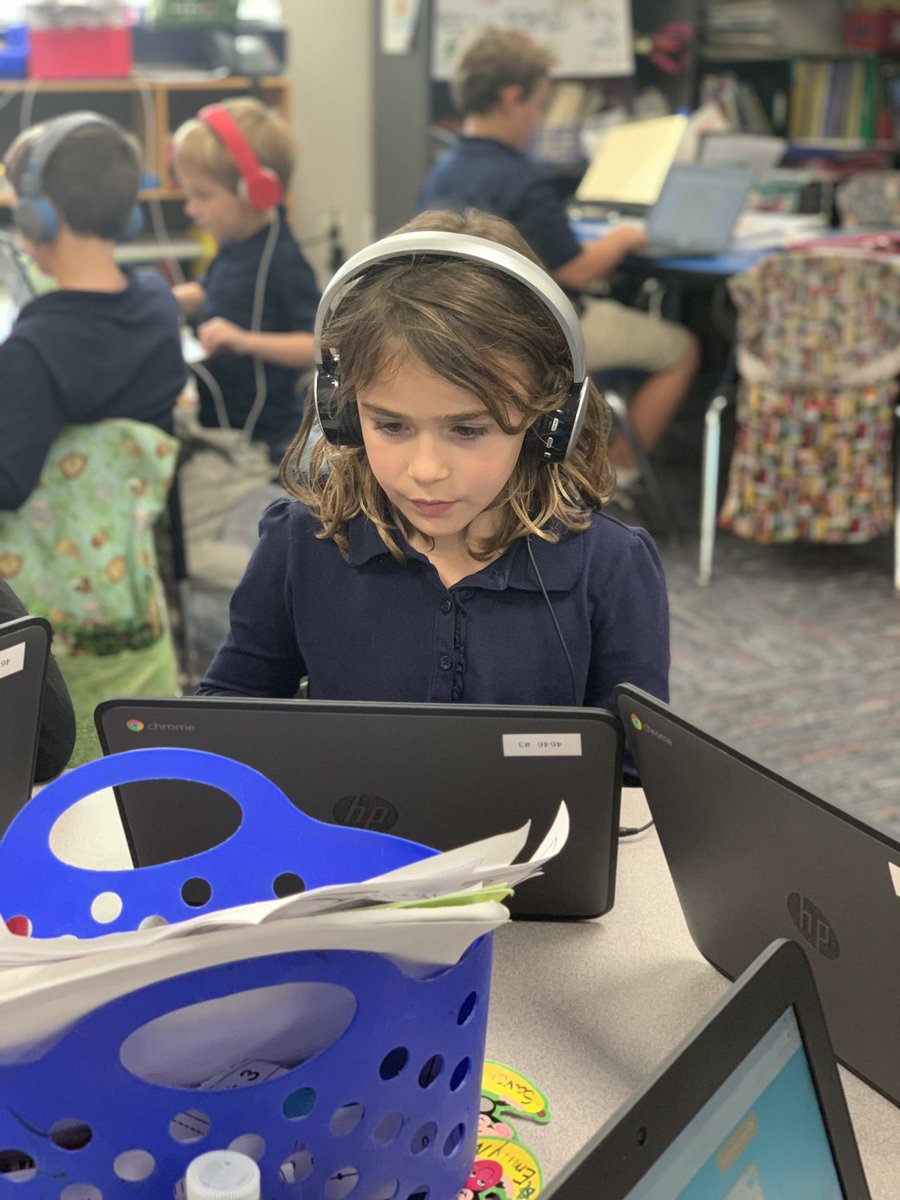 ITFSammons's tweet image. First grades turn to get their code on! We love The Hour of Code #weareua #cardinalcoders #HourOfCode