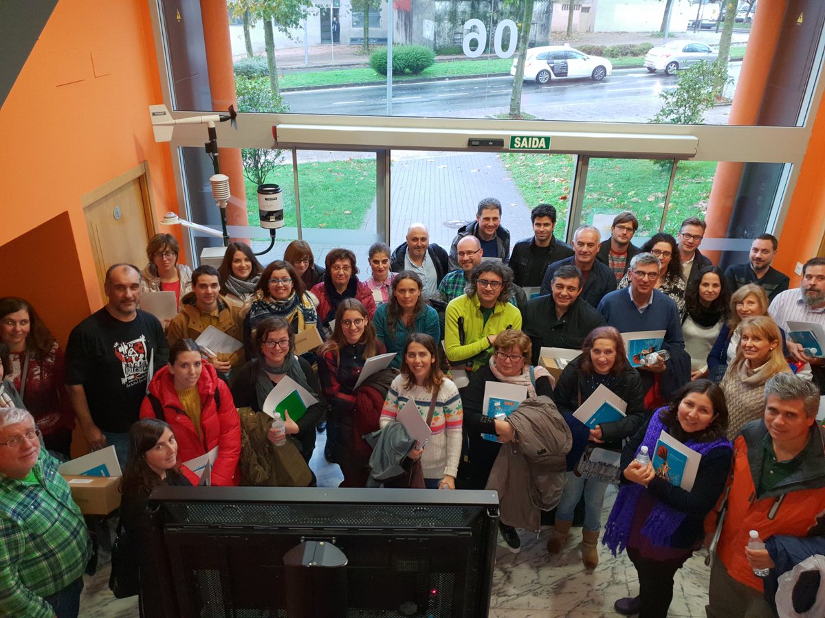 MeteoGalicia's tweet photo. Hoxe queremos dar as gracias a todos os asistentes á xornada formativa para o profesorado participante en MeteoEscolas 2018-2019. Nesta foto vémolos moi riseiros e moi ilusionados co novo proxecto. Que ese entusiasmo vos acompañe, polo menos, ata o final de curso! 😉 https://t.co/EEZJOACLgS