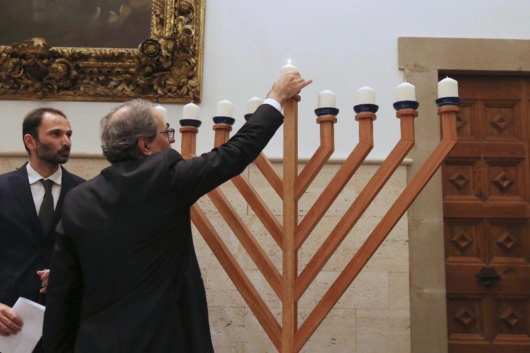 QuimTorraiPla's tweet photo. Hem celebrat la Khanukà amb les comunitats jueves de Catalunya. Que la llum ens il·lumini enmig de la foscor. Khag Khanukà Sameakh Lekulam.
#happyhanukkah https://t.co/oYNq5a2cOM