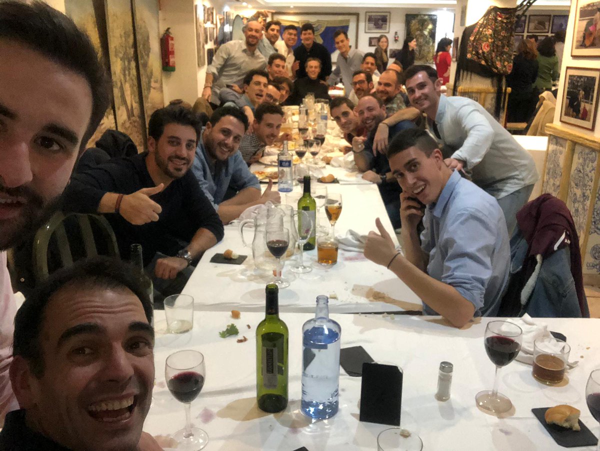 CIRINGANILLOS's tweet photo. Viernes 30/11/2018. Equipo. Amigos. Navidad anticipada. Cositas. 😈😵😘👶💑🎅 #Cirin https://t.co/0Bp5FX9kdZ