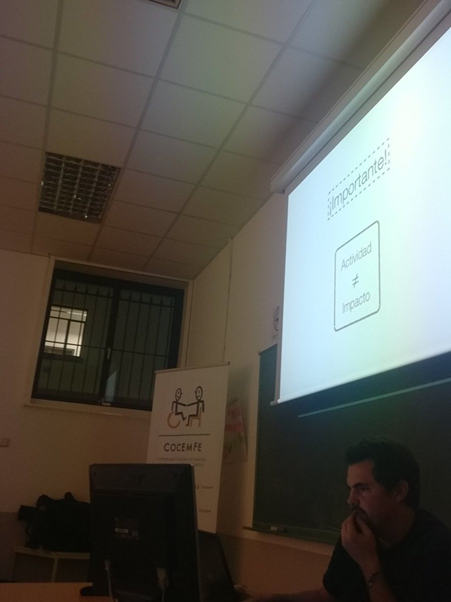 raulmart75's tweet photo. Tiempo para deliberar en el jurado. Mientras @FSiglo22 @gemadp nos habla de #impactosocial #innovación #innovacionsocial @COCEMFE_ @complutense #HackUCMCocemfe #hackhathonlovers #hackathon #hack #Discapacidad #diversidad #disruption https://t.co/7IZjnl3BOl