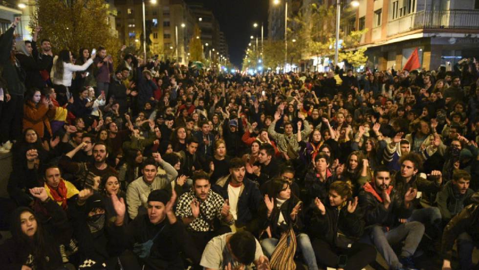 el_pais's tweet photo. DIRECTO | Miles de personas se manifiestan en Granada y Sevilla contra la entrada de VOX en las instituciones andaluzas https://t.co/eaelwPtHv6 https://t.co/Vp2FRWUqzC