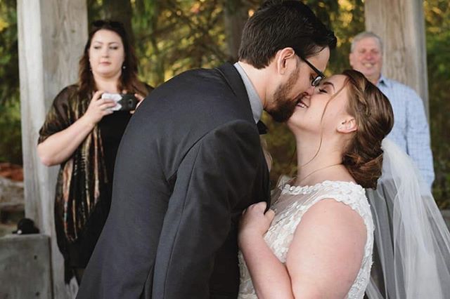 rhirhirobertson's tweet photo. Got this dreamy shot from a previous bride and high school friend! It's such a joy when I get to work with people in my circle. ❤️
.
.
.
.
.
.
#rmua #mua #motd #eotd #lotd #maccosmetics #maccosmeticscanada #myartistcommunity #victoriabc #yyj #westcoastbr… https://t.co/ppSSEwd6nf https://t.co/BWhhS50cQp