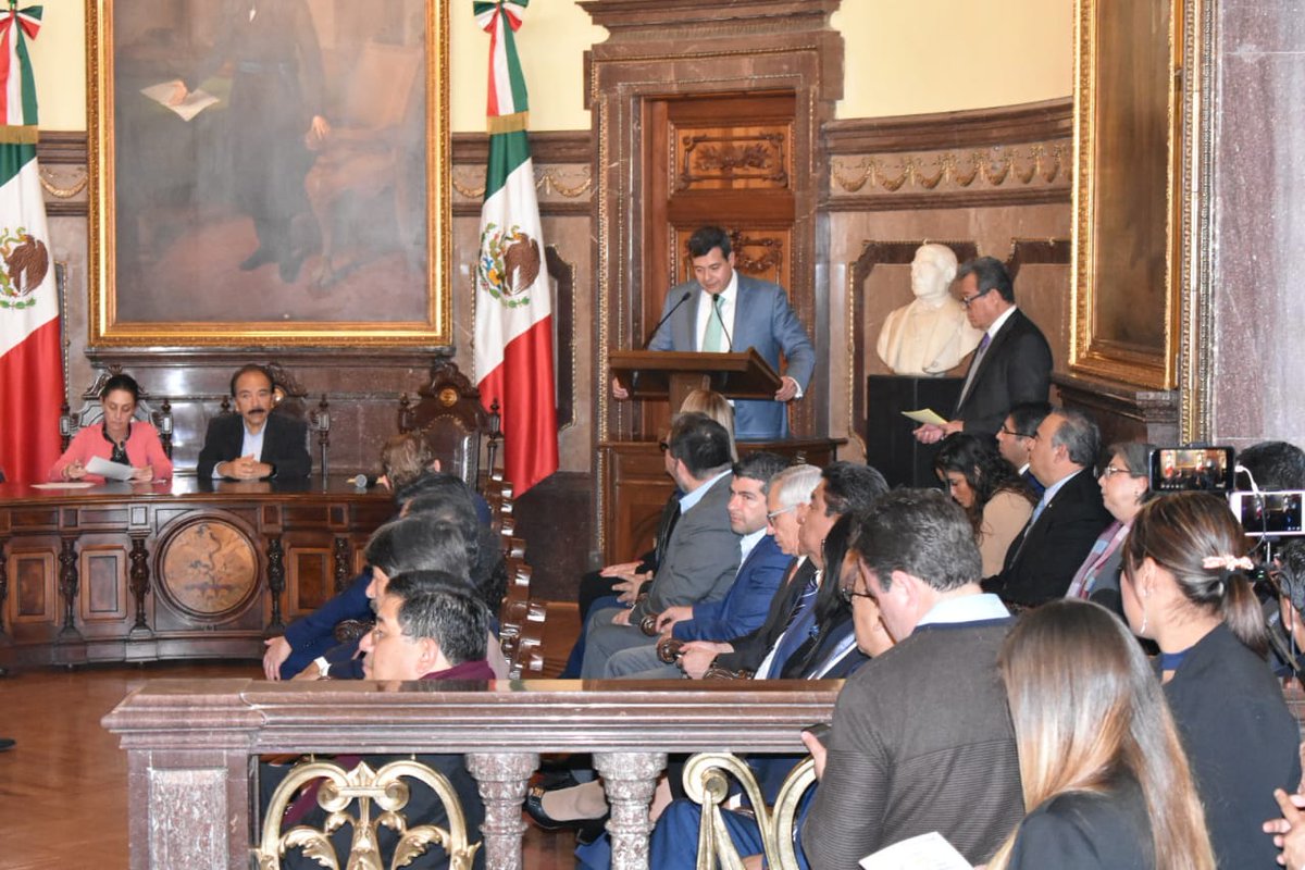 Hoy el #JefeDeGob, la Jefa de Gobierno electa, representantes de los Poderes Legislativo y Judicial, alcaldes y alcaldesas, así como el gabinete actual y entrante, asisten a la Sesión de Instalación del Cabildo de la CDMX.