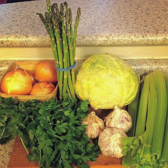 KitchenSprout's tweet photo. #WinterWarmUp #VegetableSoup #SoupNSandwich #Cabbage #Celery #Onion #Parsley #Asparagus #Garlic #ScotchBonnetPeppers🔥 #HomeChef #GoodTimes #Paleo #GoodEats #ComfortFood #Foodporn #Foodpics #Foodie #Tasty #Aromas #Delicious #WinterHug #CheersFromToronto🥂🍵🥂🍵🥂🍵 https://t.co/EC1J1RB6Nn