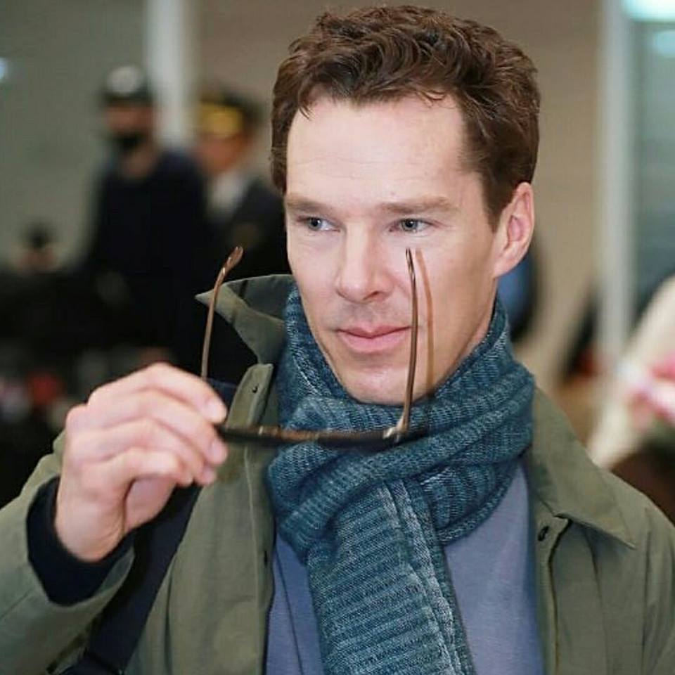 ninewood's tweet photo. @CumberbatchSpam #Stylebatch3  He does look stylish in his scarf! https://t.co/kRJUlN2rKe
