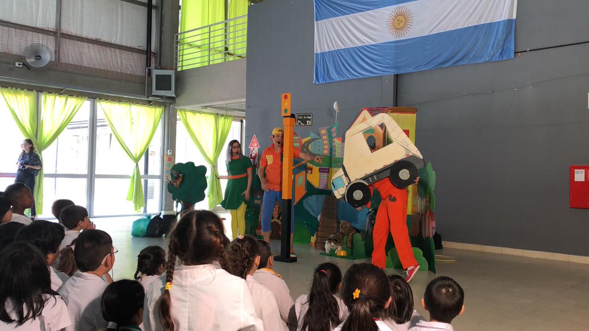 fyuanjp's tweet photo. #Lunes Esta mañana visitamos la Escuela Bilingüe 🇦🇷Argentina-China🇨🇳
Los alumnos de la escuela disfrutaron mucho del espectáculo "Cuidando nuestra Ciudad" interpretado por Horacio Beker "Rulito", quien fue declarado personalidad destacada en el ámbito de la Cultura por @LegisCABA https://t.co/VNczTeaWHJ