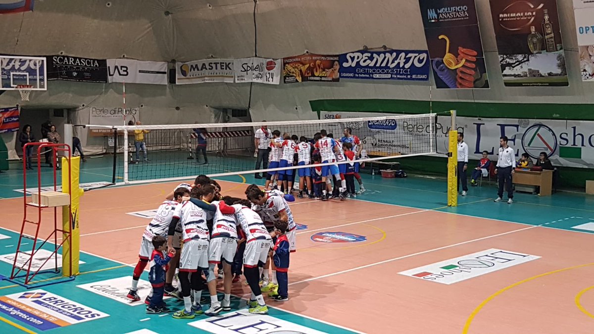 gispallavolo's tweet photo. Emra Foods Gis Ottaviano è fuga🔴🔵! Espugnata Casarano Volley 3-0 e +5 sulla seconda🥇! A fine gara le parole del Muro di Herculanum🎙 Mario Giacobelli, il bombardiere🎙 Giuseppe Scialò e mister Gennaro Libraro🎙! ➡️https://t.co/TtJWDXRtlX #iotifogis https://t.co/csOmsdqxja