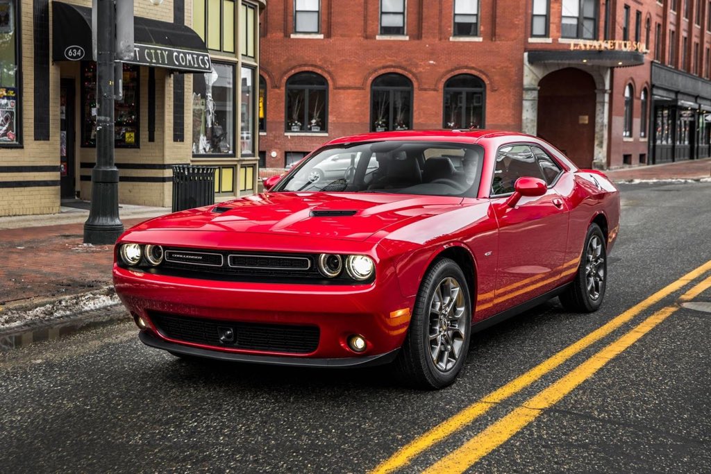 KavanLynda's tweet photo. My dream car is the 2018 @Dodge Challenger SXT. It can be built with the V6 engine at a very affordable price. I love this car so much. It has Bluetooth, rear view camera, Apple car play, 7” touch screen, and a very spacious interior. Very important to someone as tall as me. 😍😍 https://t.co/8iik0BdRLo