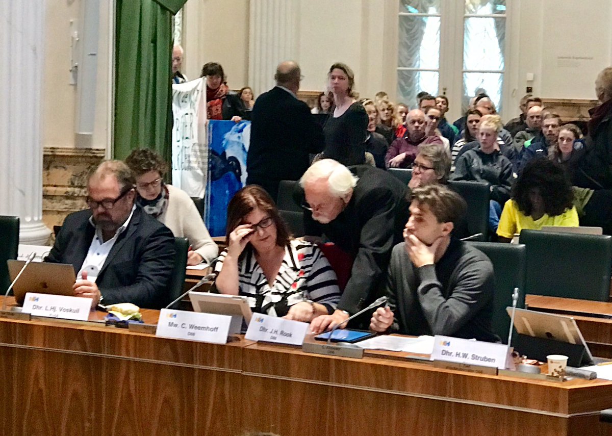 D66NoordHolland's tweet photo. Woordvoerder @job_rook benadrukt dat de ingeslagen weg naar maatregelen tegen bodemdaling in veenweidegebieden de juiste is, maar dat de te zetten stappen samen met de boeren gemaakt kunnen worden. #bodemdaling stoppen #waterveiligheid #NLWM https://t.co/ix0IxDoX0h