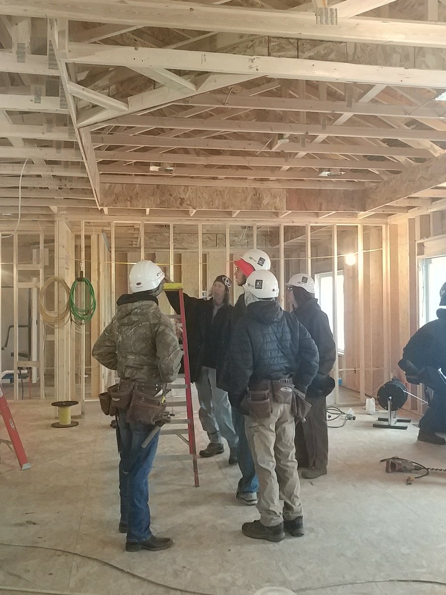 CareerTechEdCR's tweet photo. Learning from the electrician. https://t.co/yDD75U9szK