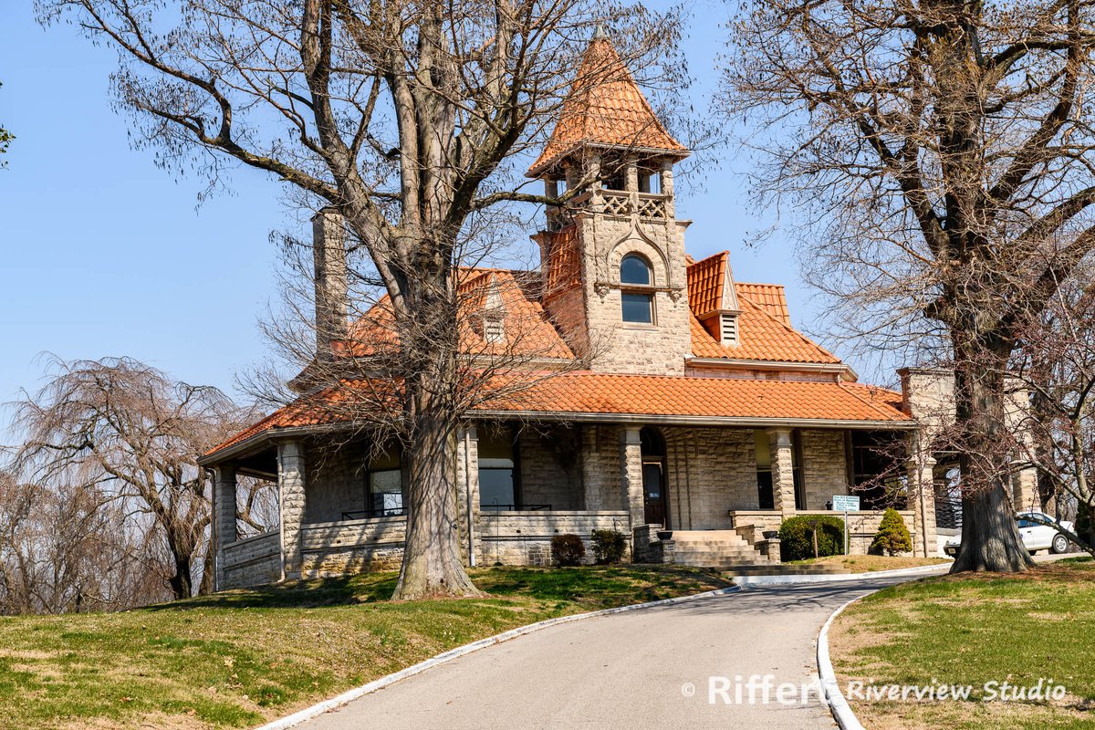 EVVCITYCEM's tweet photo. Daily throughout the holiday season at 8am, 10am, 12pm, 2pm, and 4pm you can hear four random holiday songs played from our Memorial Chimes located at Oak Hill Cemetery and Arboretum.   🎶🔔🎶 @EvansvilleINGov https://t.co/1lNoA7YaH1