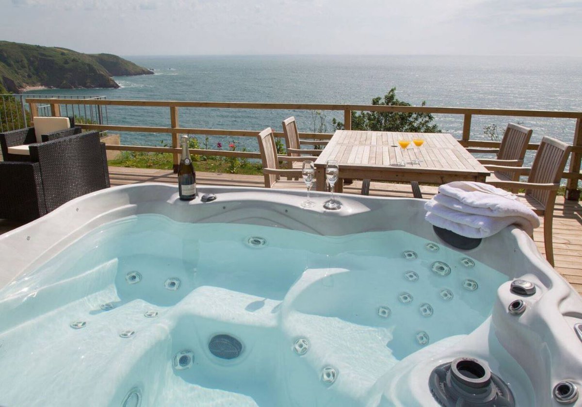 TheHolidayCots's tweet photo. Leonards Cove offers accommodation to suit every taste from budget to luxury. Wherever you choose, you'll be sure of amazing #seaviews & a #wonderfullocation on some of the best coastline in #Devon.
📍 South Devon
https://t.co/9fRcL6f0kQ
#Staycation #HolidayInspiration #AONB https://t.co/KhkJIEMFd9