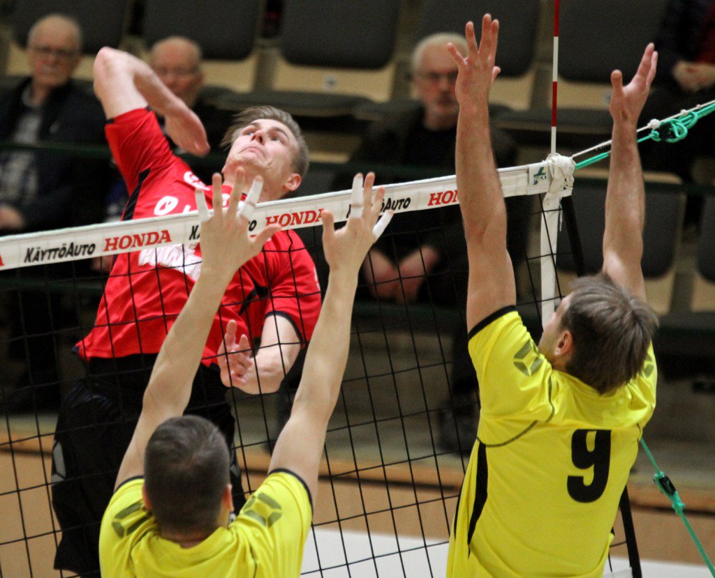 LiigaIsku's tweet photo. Isku voitti syyskauden viimeisessä kotiottelussa kyyjärveläisen Kyky-Betsetin erin 3-1 (20-25, 25-18,25-20,25-12). Tasapainoinen esitys nosti Iskun sarjakärkeen tasapisteisiin Maaningan Mahdin kanssa. 1-sarjan kärki on äärimmäisen… https://t.co/xAZMsWW9h7 https://t.co/VvbtY2RN8p