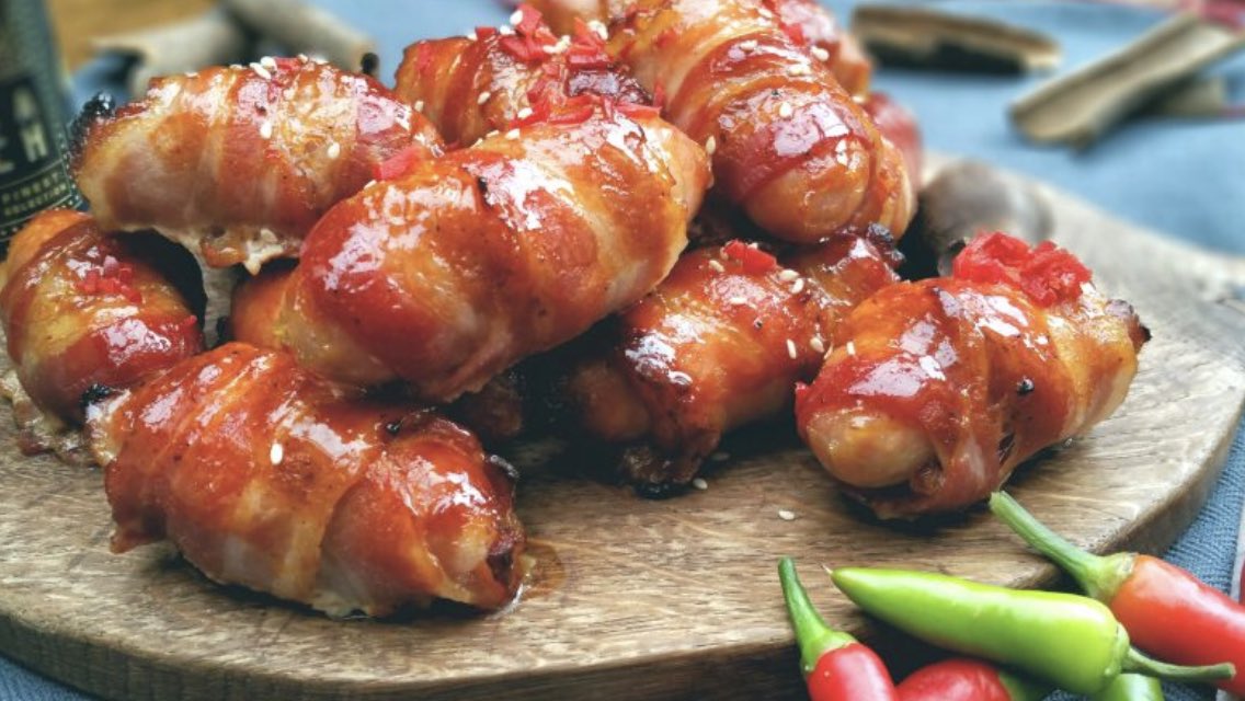 RedChilliShop's tweet photo. https://t.co/egbHpcTJVP Wednesdays &amp; Saturdays bringing home the bacon &amp; Christmas wrapping addtions to your lunchtimes in December??? #streetfood #frome https://t.co/sHrUWu9syt