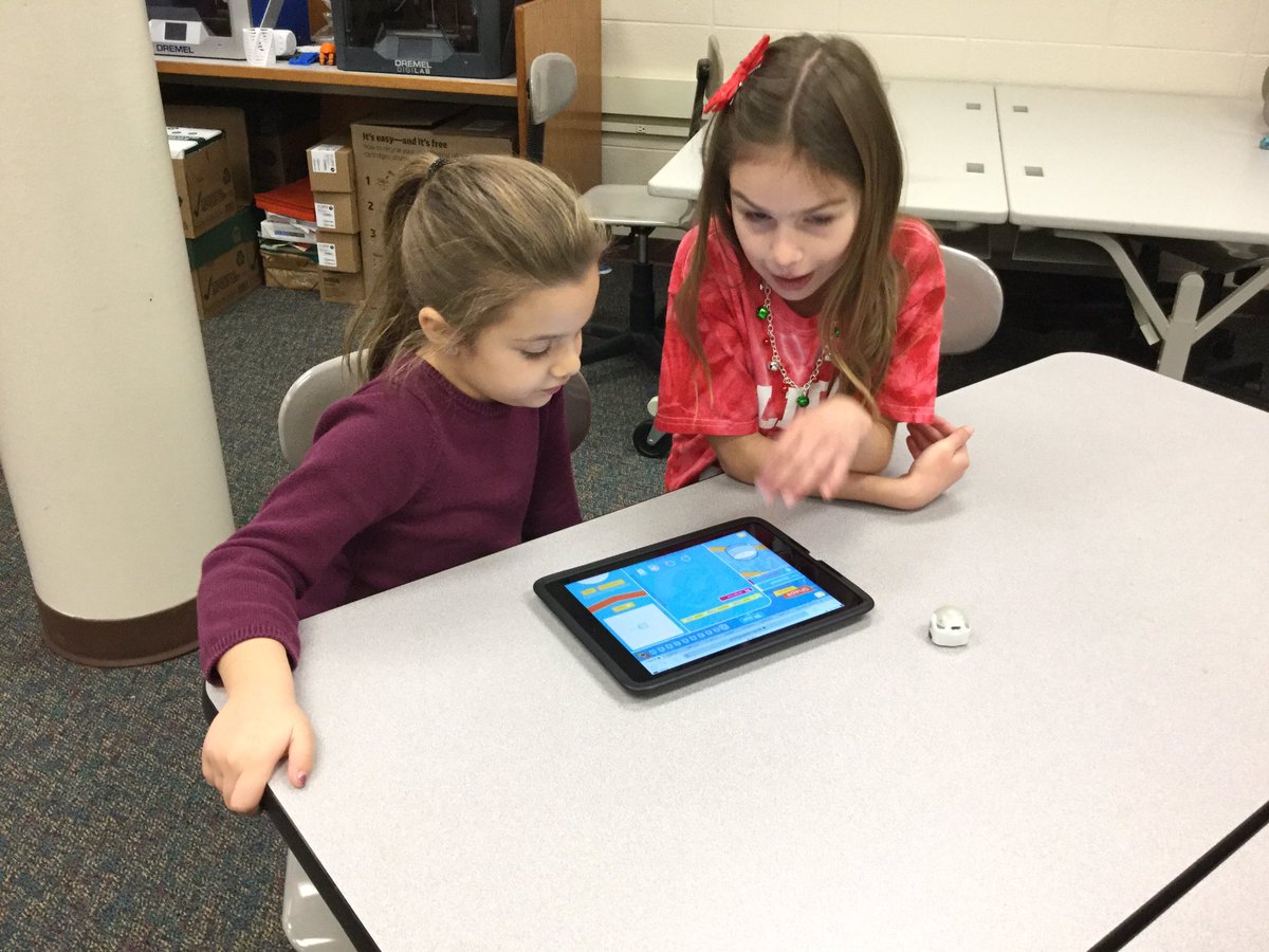 Hour of Code is off to a great start with <a href="/Ozobot/">Ozobot</a>. Third grade big buddies @Szo_Long are teaching kindergarteners <a href="/MrsNosalik/">Jennifer Nosalik</a> coding with @ozoblockly #WTShines #CCSD93 #hourofcode #93innovates #D93codes
