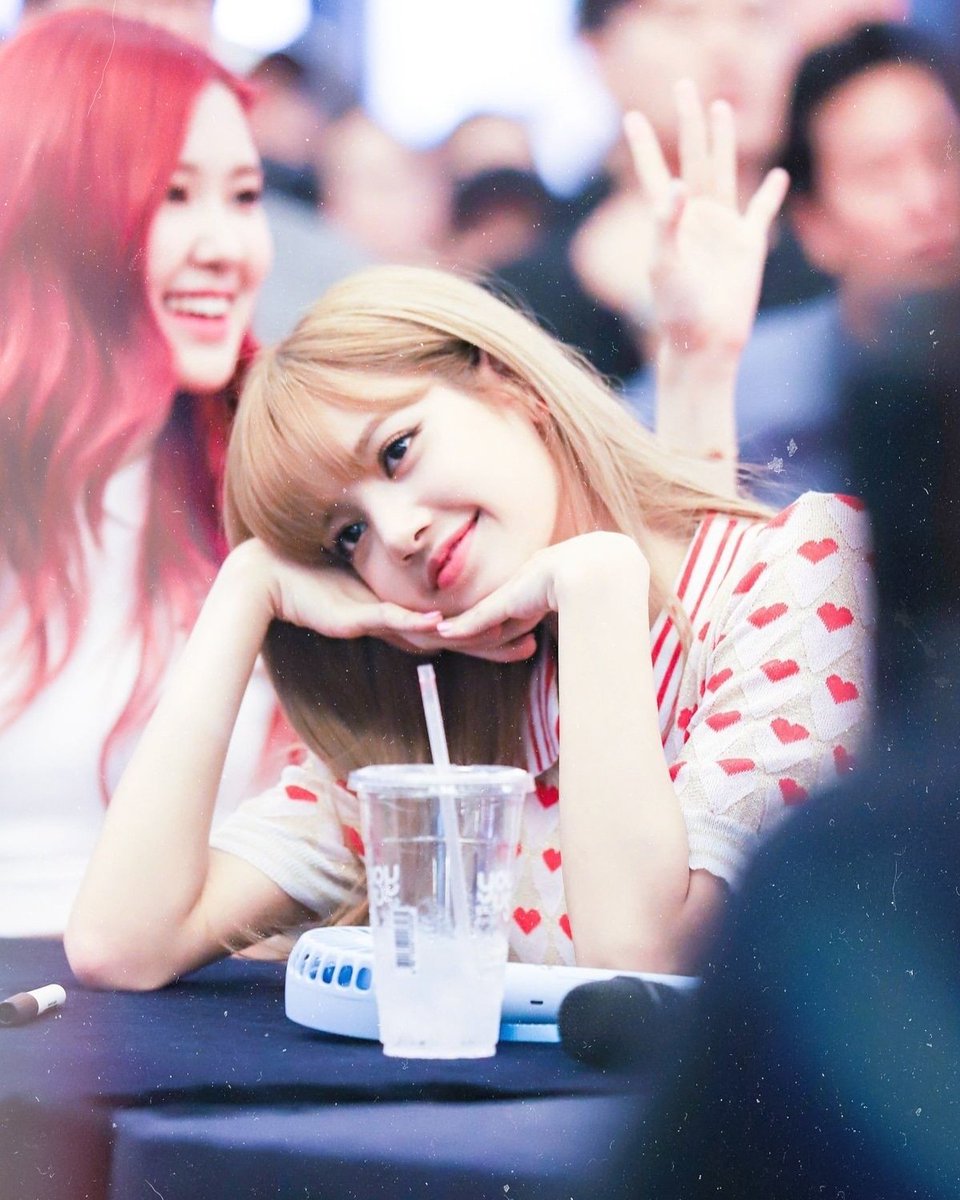 KpopStarss1's tweet photo. La bella Lisa en un Fanmeeting tan hermosa como siempre🖤💗 
#LISA #BLACKPINK #BLINK https://t.co/yTSj6uPz9C