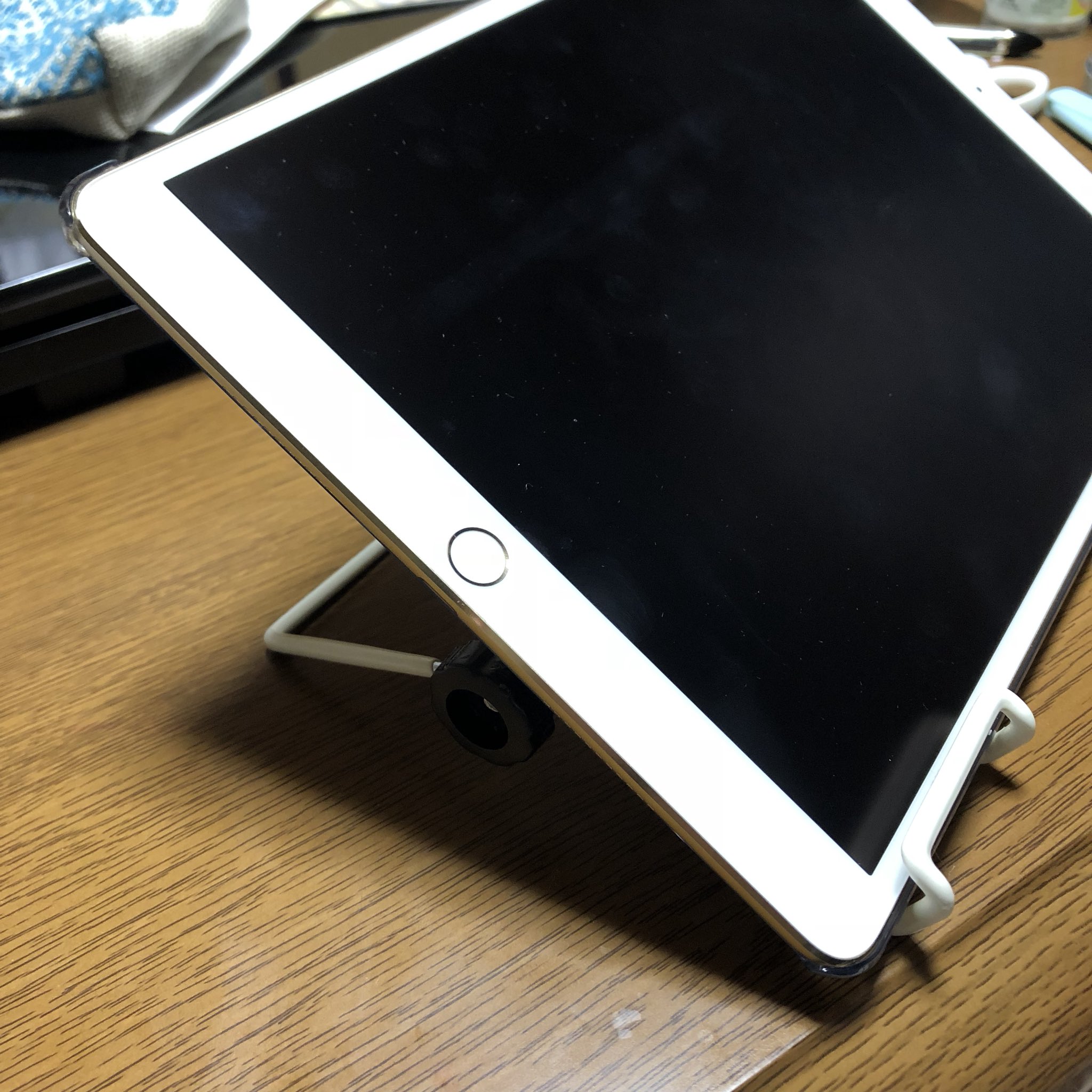 ごうと V Twitter 9 ダイソーのスマホスタンド 2 Ipadを置いて角度をつけると非常にお絵描きがはかどる 同じタイプでipadスタンド みたいなのもあるんだけど それは端っこに手をかけた時ipadがガタつくのでスマホスタンド二個使いが良かった ごうと V Twitter 9 ダイソーのスマホスタンド 2 Ipadを置いて角度をつけると非常にお絵描きがはかどる 同じタイプでipadスタンド みたいなのもあるんだけど それは端っこに手をかけた時ipadがガタつくのでスマホスタンド二個使いが良かった