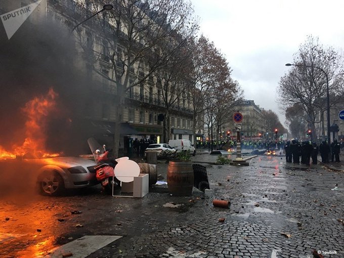 PUTIN_PIDOR_'s tweet photo. Во Франции сейчас много людей перекрывают трассы против повышения цен на бензин. Люди не только перекрывают трассы,но и переворачивают машины и жгут их!
А в России бензин тоже дорожает,но народ в РФ тупо терпит и не перекрывает трассы,а сидит у зомбоящика с пивом и смотрит Киселя https://t.co/2iSHkPVoXK