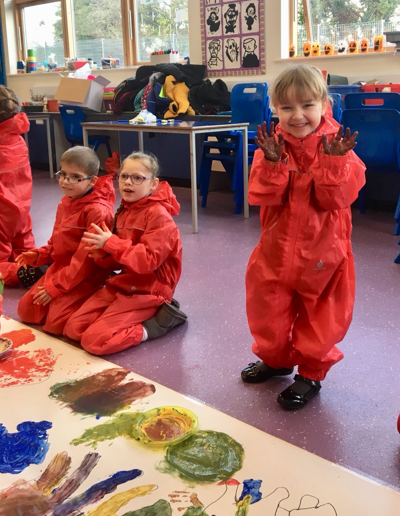 NiaRichards1's tweet photo. Pleser pur oedd hi gael gweld y cydweithio rhwng @cayb_bont a @YsgolT heddiw fel rhan o’r cynllun #YsgolionCreadigolArweiniol Diolch @RhunapIorwerth am fod yn chwilfrydig! @SpectactCymru @RhCadwaladr @Wild_Elements @Celf_Cymru https://t.co/tL5aGlPek0