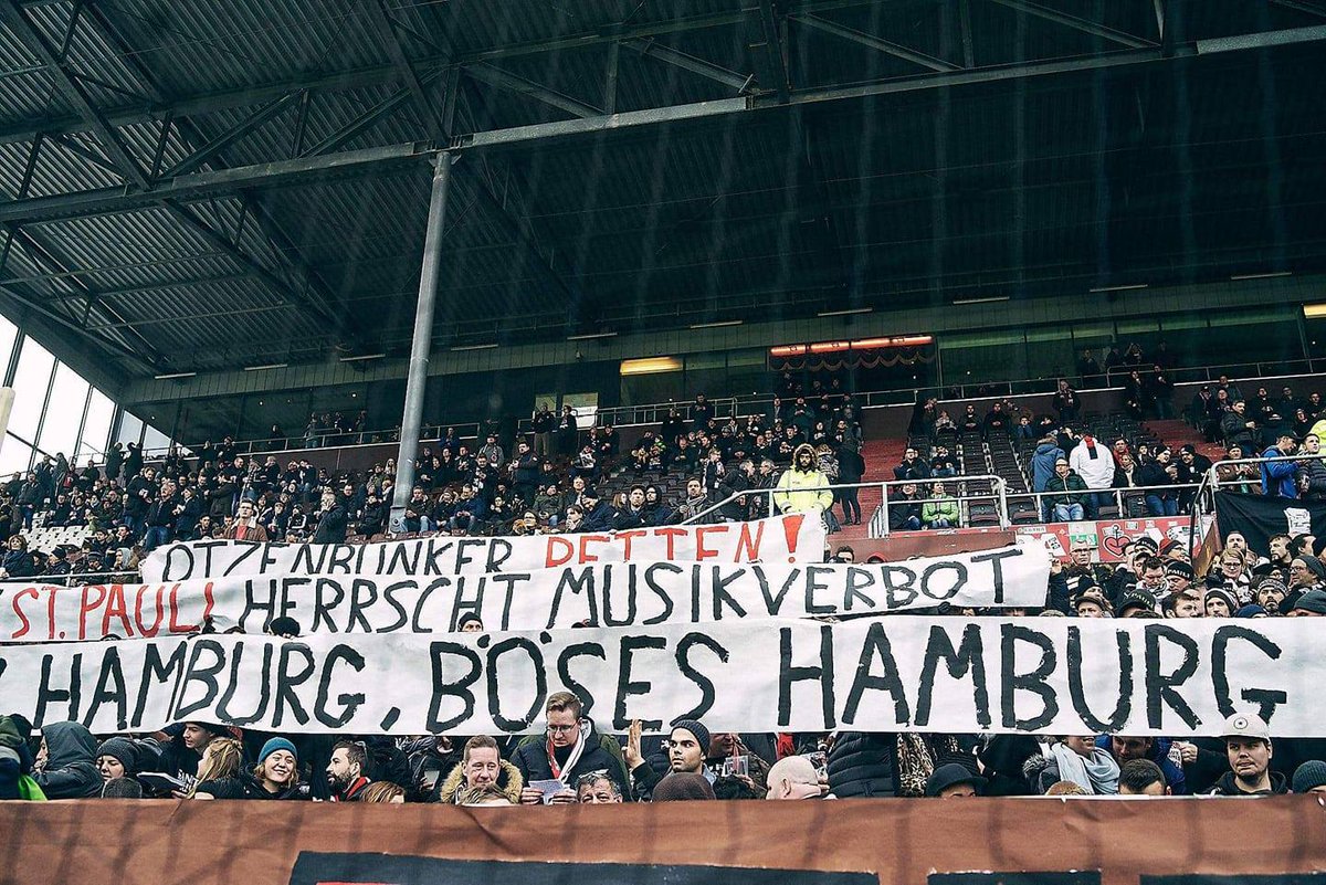 clarabow_hh's tweet photo. RETTET DEN OTZENBUNKER!
Ohne ihn können wir keine Konzerte spielen, keine Aufnahmen machen, denn wir können ja nicht proben!
Danke St. @fcstpauli Fans für die Transparente und @rim_light für das Foto! 
#stpauli #subkultur #hhkulturhaupststadt #hamburg #musik #musikbunker https://t.co/zOqHHrtuN6
