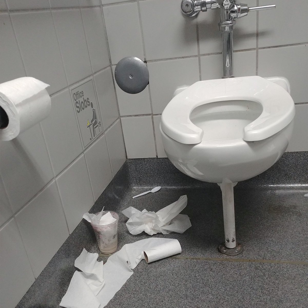 OfficeSlobs's tweet photo. From Mike at a Costco:
-
What's not pictured is they also had the hot dog, but used the wrapper to wipe.
-
Tag a bathroom eater. https://t.co/QD7q7K1XZ0