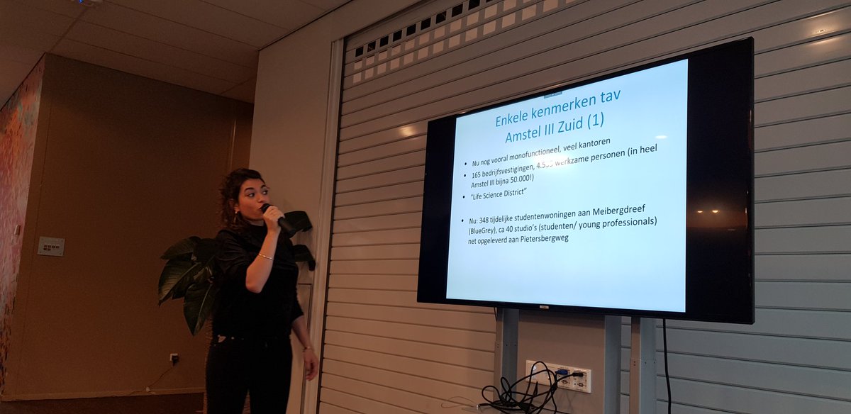 Wat krijg je als je 120 studenten Creativiteit en Innovatie aan de <a href="/HvA/">Hogeschool van Amsterdam (HvA)</a> in het stadsdeelkantoor van <a href="/adamzuidoost/">Amsterdam Zuidoost</a> zet? Een hoop rake vragen en creatieve ideeën om verbinding in en tussen de gebieden Amstel III en Holendrecht-West te stimuleren! #verbinding #creativiteit #jong